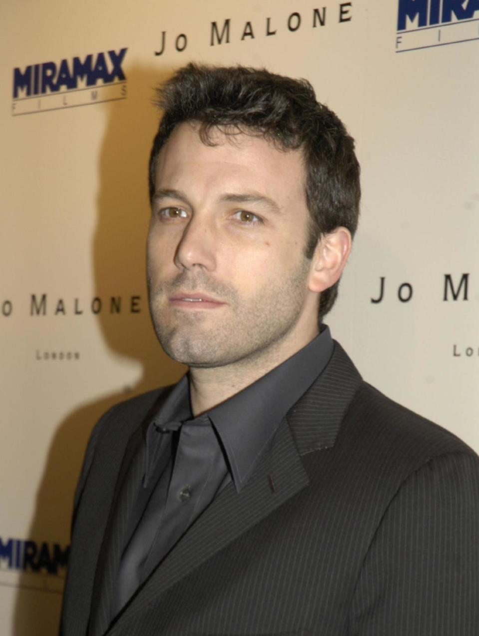 Da hat sich aber jemand mal was getraut: Seine stürmische Seite zeigte Ben Affleck, als er sich 2007 ein kleines Löckchen ins Gesicht hängen ließ. So etwas kannte man von ihm bis dato auf einem roten Teppich wirklich nicht!