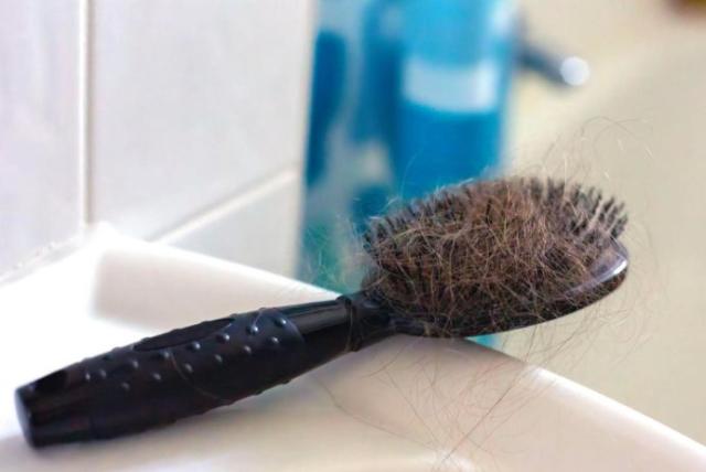 How To Clean Hairbrush To Get Rid of That Gross Dust