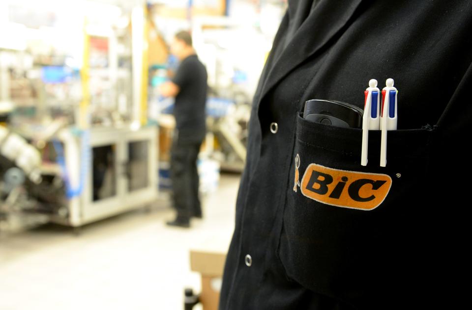 Pourquoi y a-t-il un trou sur les capuchons de stylos à bille ? (Credit : ERIC PIERMONT/AFP via Getty Images)