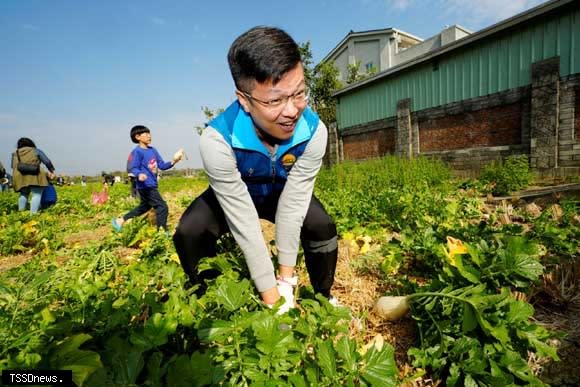 南投市親子拔蘿蔔體驗活動，市長張嘉哲宣告「開拔」。（圖：南投市公所提供）