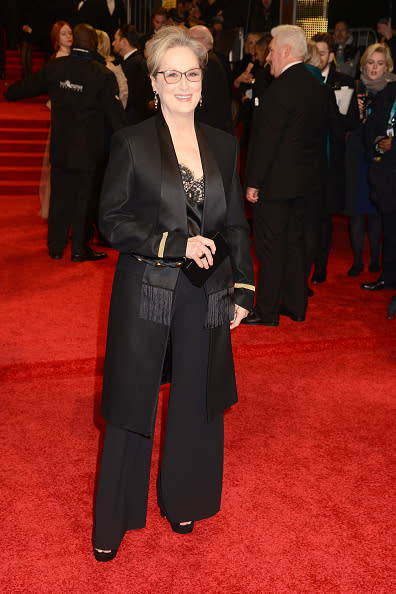 <p>Meryl Streep suele vestir de manera muy sobria para estos eventos, pero bajo su chaqueta se asoma encaje negro. </p>