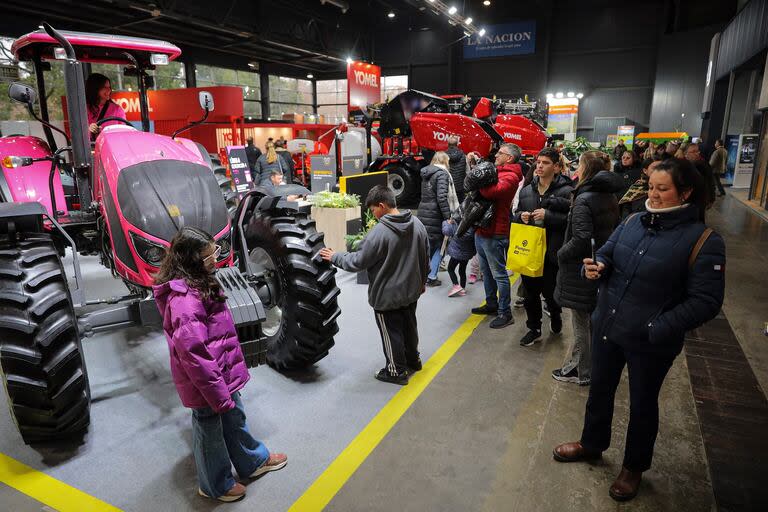 Los chicos se sienten atraídos por la maquinaria agrícola de gran porte a la que pueden subirse