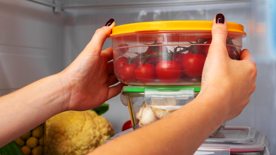 What's the best way to store tomatoes? Experts weigh in on whether the refrigerator or countertop is best. (Photo: Getty)