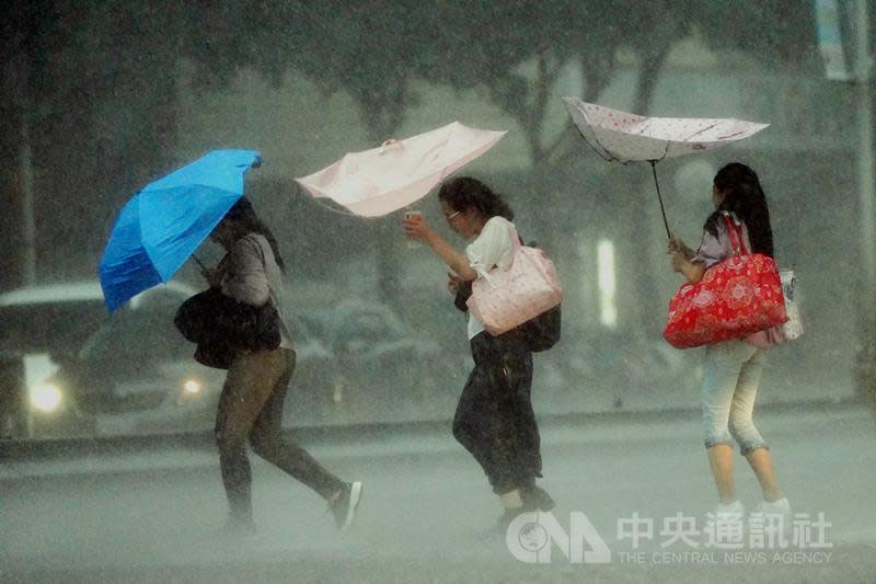 中央氣象局表示，22日對流雲系發展旺盛，易有短時強降雨，午後台中以北、南投地區及其他各地山區也可能有局部大雨，提醒民眾注意雷擊及強陣風。（中央社）