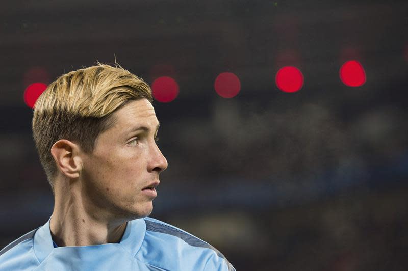 Fernando Torres, calienta antes del partido de ida de los octavos de final de la Liga de Campeones disputado ante el Bayer Leverkusen, en Leverkusen, Alemania, el 25 de febrero del 2015. EFE/Federico Gambarini