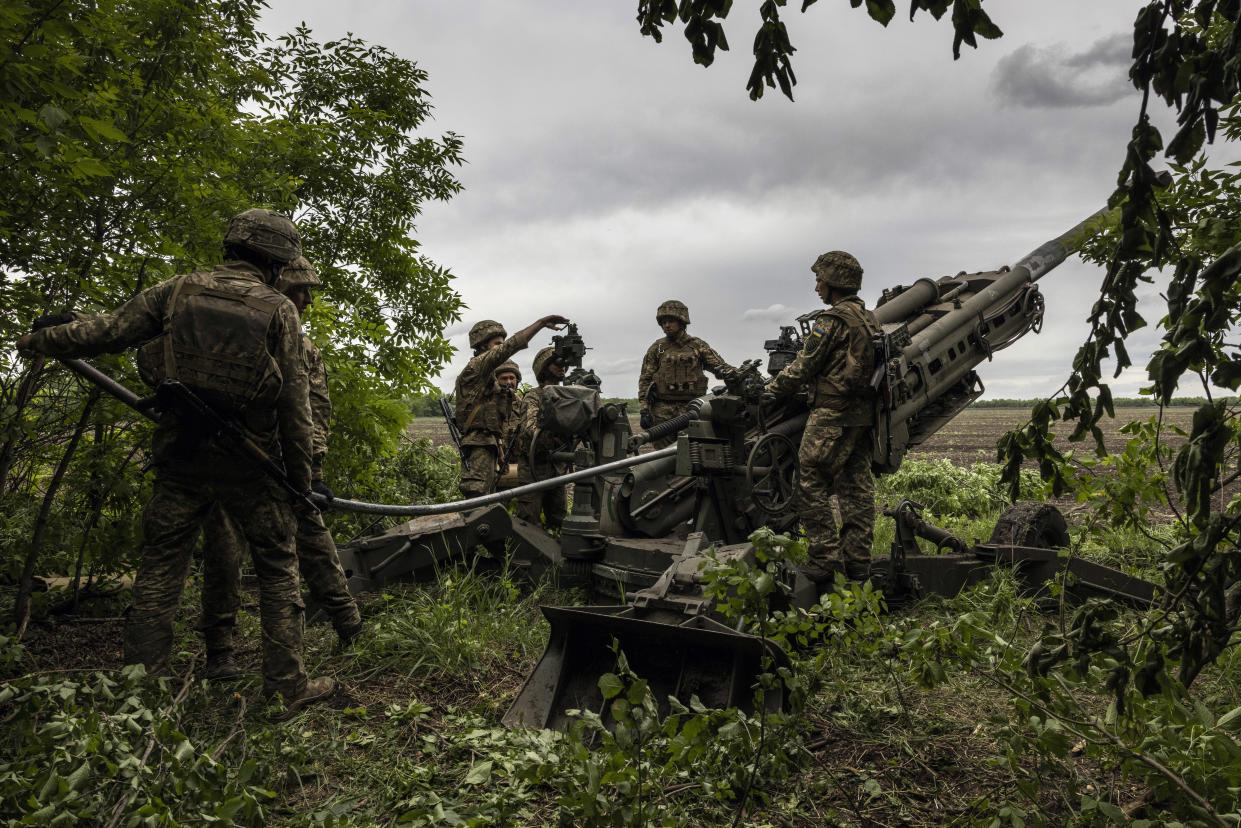 Soldados ucranianos se preparan para disparar un obús M777 de 155 milímetros proporcionado por Estados Unidos hacia las posiciones rusas en la región ucraniana de Donetsk, el 22 de mayo de 2022. (Ivor Prickett/The New York Times)
