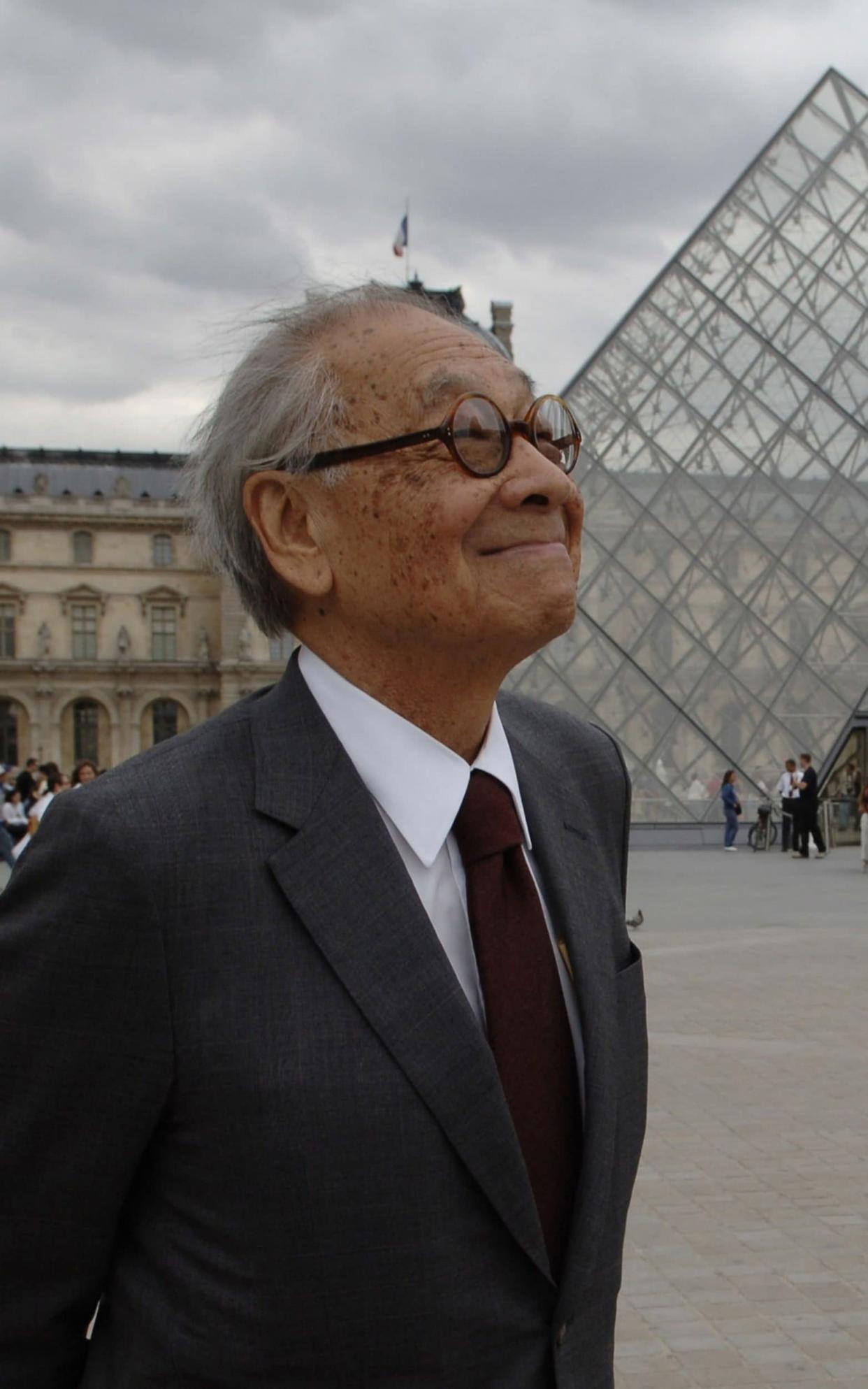 This file photo taken on June 22, 2006 in the Napoleon courtyard of the Louvre museum in Paris shows US-Chinese architect of the Louvre Pyramid Ieoh Ming Pei posing for photographers - AFP