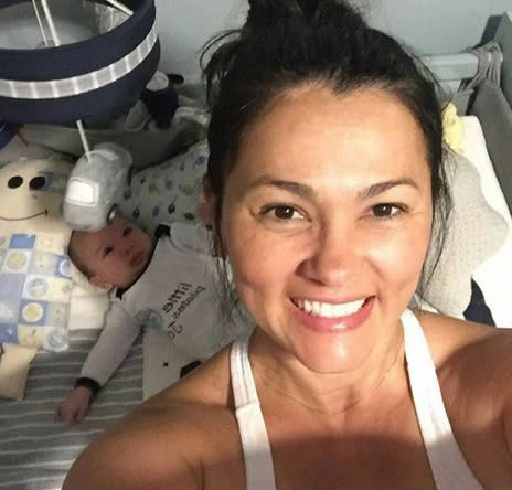 Suzana Alves, 38, conhecida nacionalmente por ter interpretado a sedutora personagem Tiazinha, agora é mãe. E como tal, está encantada pelo primeiro filho, o Benjamim, de quase 3 meses de vida. (Foto: Reprodução/Instagram)