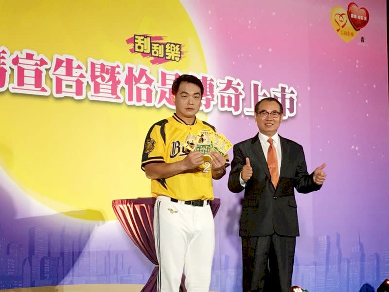 台灣彩券總經理蔡國基(右)、中職球星彭政閔(左)。(謝佳興 攝)