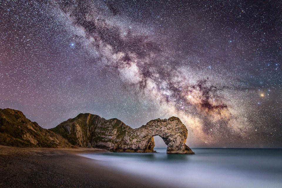 Hermosas imágenes de la Vía Láctea capturadas en los emblemáticos paisajes de Dorset