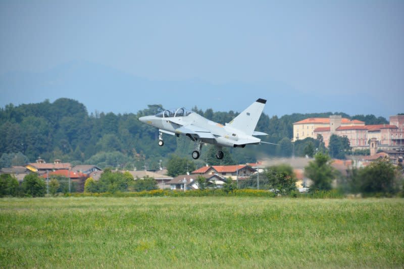 0011波蘭採購的義製M346教練機出廠後，先在李奧納多飛機製造公司位於義大利北部的瓦雷澤（Varese）廠區內跑道進行飛行測試。 （吳明杰攝）.JPG