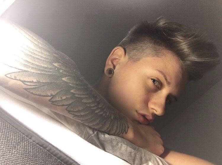 Neue Tattoos und die Haare sind ab – Jonas hat sich in den vergangenen Monaten auch optisch verändert. (Bild: privat)