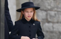 Si c’est son grand frère, le prince George, qui est amené à régner sur le Royaume-Uni, la princesse Charlotte, 7 ans, a pourtant tout d’une reine. Depuis sa plus tendre enfance et malgré son jeune âge, la fille de Kate Middleton et du prince William est soumise au lourd protocole incombant aux membres de la famille royale. Une obligation à laquelle elle se plie volontiers. Lors des funérailles d’Elisabeth II, la sœur de George et Louis en a une nouvelle fois fait la démonstration. Alors que le cercueil d’Elisabeth II passait devant la famille royale, la petite fille a pris le temps d’expliquer à son grand frère qu’il fallait s’incliner. Et ce n’est pas la première fois qu’elle donne des leçons de protocole aux membres de sa famille. Lire aussi >> Enfant royal : le prince George, le destin hors du commun d’un futur souverain Une grande sœur attentionnéeEn juin 2022, lors d’une apparition à Buckingham Palace pour le Jubilé de platine d’Elisabeth II, elle n’avait pas hésité à donner une petite tape à son frère George afin qu’il retire sa main du rebord du balcon. Plus tôt dans la semaine, c’est son petit frère, le prince Louis, quelque peu agité dans la calèche le menant à Buckingham Palace puis lors de la parade, qui avait subi les réprimandes de sa sœur. La princesse Charlotte avait alors pris les choses en main, tentant de calmer son diablotin de frère.Cette grande sœur attentionnée semble avoir le protocole dans le sang. Pour preuve, en 2019, alors qu’elle n’avait que 4 ans, la petite fille avait effectué une adorable révérence au passage de son arrière-grand-mère Elisabeth II après une messe à Sandringham. Elle est également une experte lorsqu’il s’agit de saluer le public. Que ce soit au mariage de son oncle, le prince Harry, avec Meghan Markle ou devant la maternité à la naissance du prince Louis, la princesse Charlotte a toujours joué avec les photographes. Elisabeth II serait certainement très fière de son héritage.