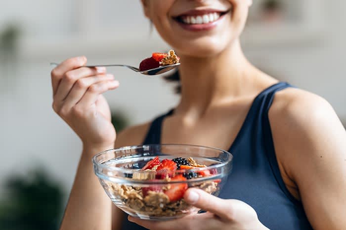 mujer comiendo alimentos saludables