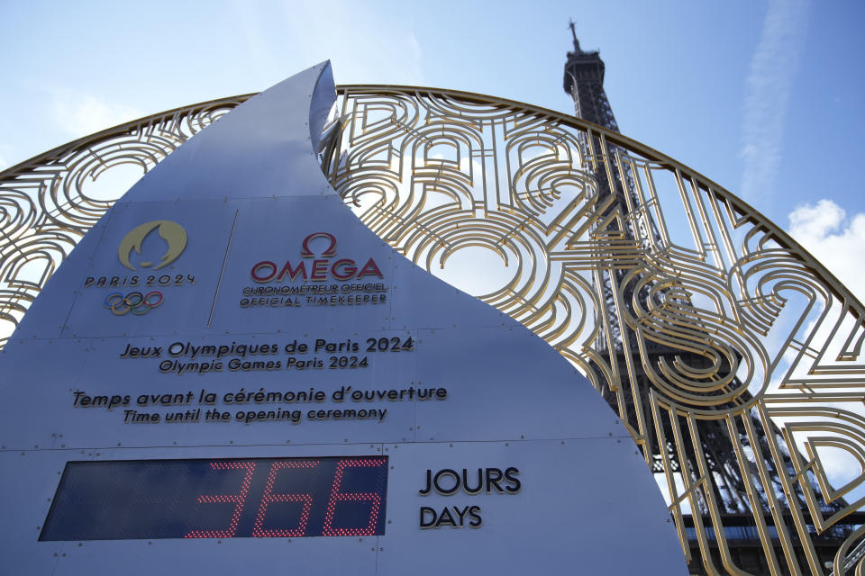 El reloj muestra la cuenta regresiva de 366 días, a un año de la inauguración de los Juegos Olímpicos de 2024, el miércoles 26 de julio de 2023, en París. (AP Foto/Christophe Ena)