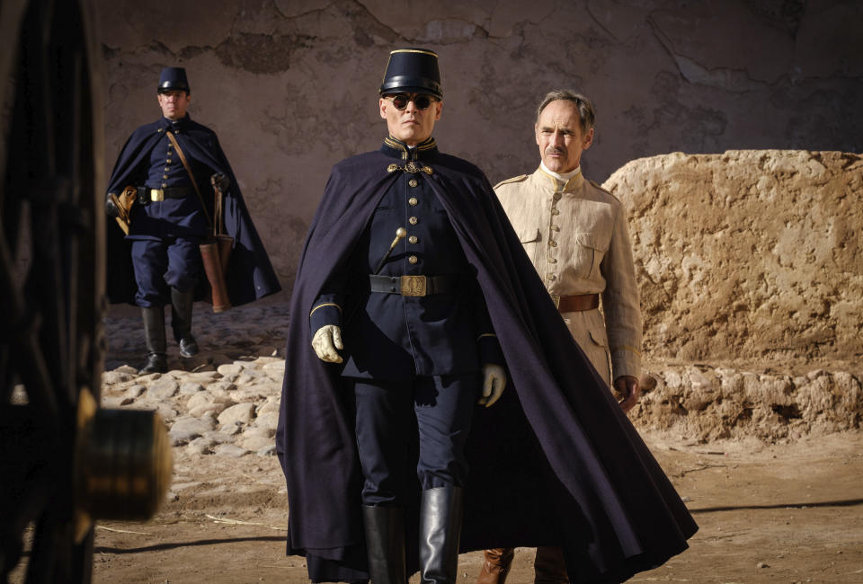 Johnny Depp, frente, y Mark Rylance, fondo, en una escena de "Waiting for the Barbarians" en una imagen proporcionada por Samuel Goldwyn Films. (Fabrizio Di Giulio/Samuel Goldwyn Films via AP)