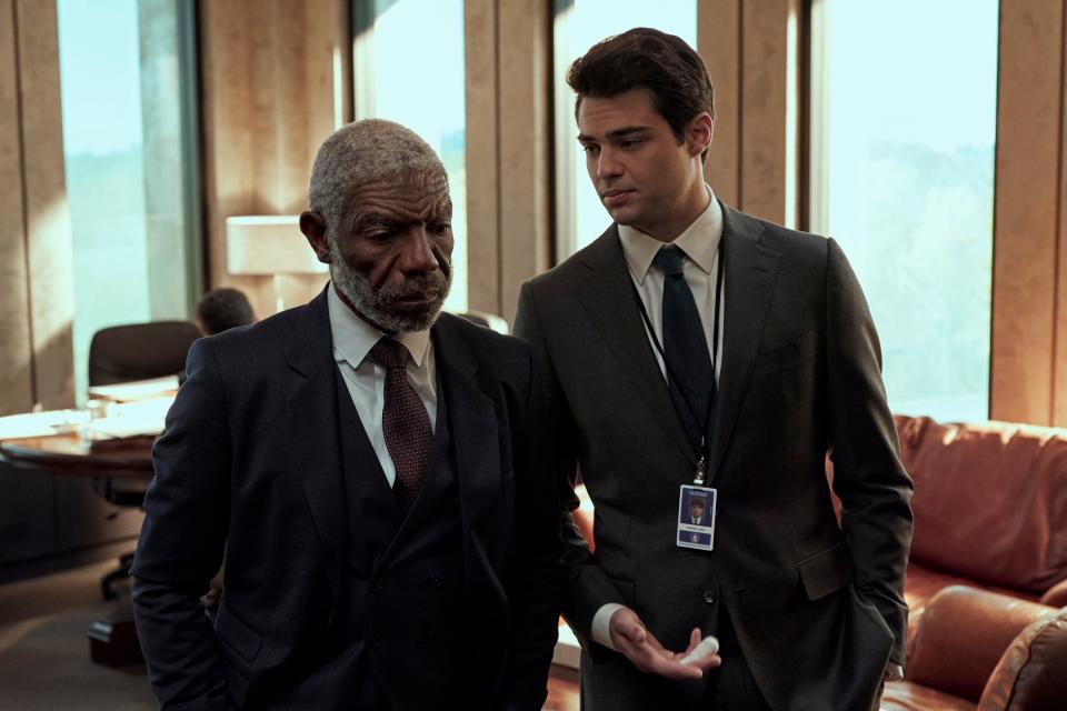 (L to R) Vondie Curtis-Hall as Walter Nyland, Noah Centineo as Owen Hendricks in episode 102 of The Recruit. (Philippe Bossé/Netflix)