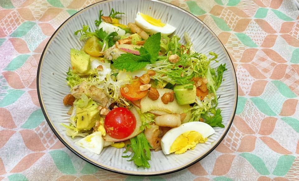 牛油果食譜│牛油果雞胸蝦沙律  飽足健康簡餐