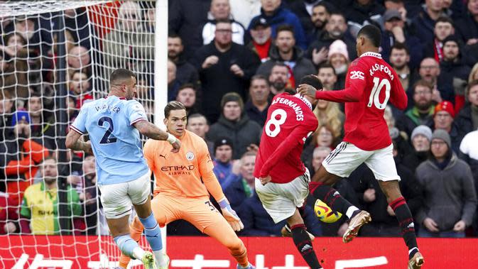 <p>Bruno Fernandes mencetak gol ke gawang Man City dalam lanjutan Liga Inggris 2022/2023 di markas Manchester United (MU), Old Trafford, Sabtu (14/1/2023).&nbsp;(AP Photo/Dave Thompson)</p>