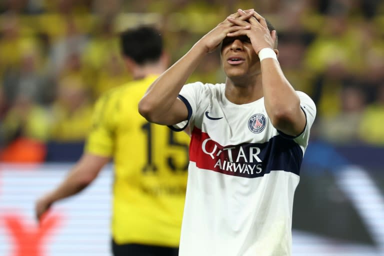 La estrella del París SG Kylian Mbappé se lamenta durante el duelo que ganó 1-0 el Borussia Dortmund, este miércoles 1 de mayo en Dortmund, en la ida de semifinales de la Champions (FRANCK FIFE)