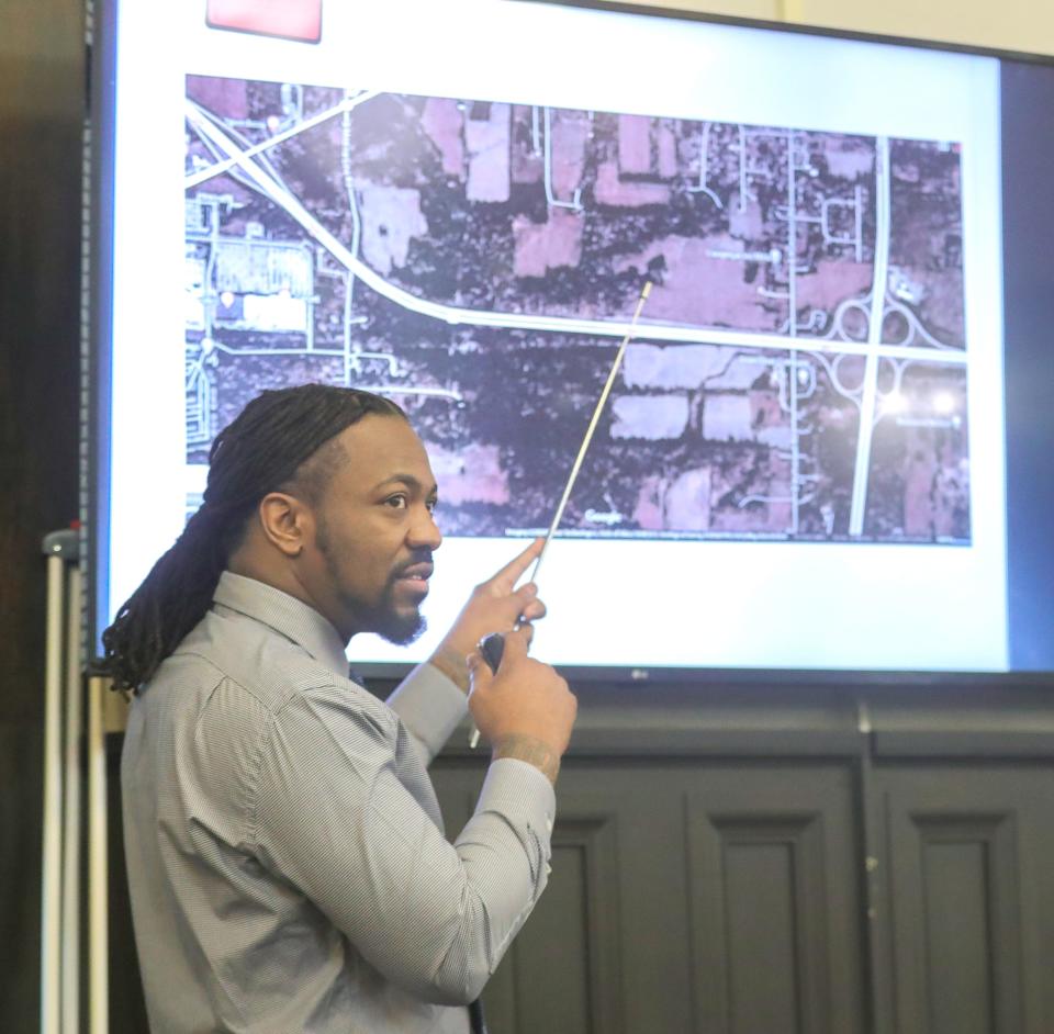 Dacarrei Kinard of Columbus points out the location of a deadly road rage incident during testimony Tuesday in Summit County Common Pleas Court.