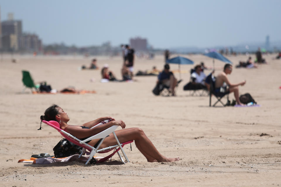 Una mujer toma el sol en la playa durante un día cálido en el distrito de Brooklyn, Nueva York (EE.UU.) el 20 de mayo de 2019 (Foto: REUTERS / Shannon Stapleton).