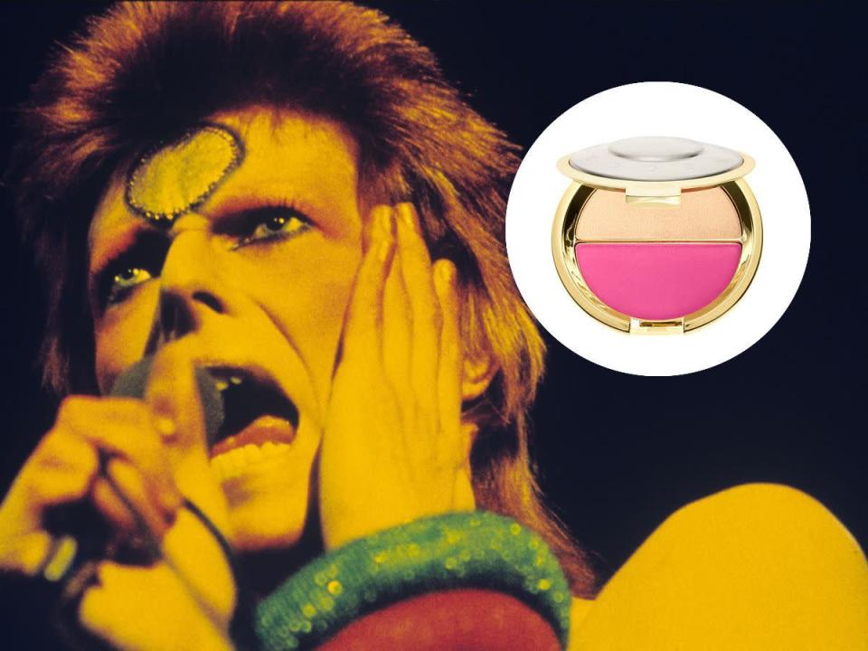<p>Der überirdische David Bowie ging dieses Jahr von uns, doch sein Vermächtnis bleibt. Verwandeln Sie Ihr diesjähriges Halloween-Kostüm in eine Hommage an Bowies kultigsten Charakter, Ziggy Stardust. Wenn das berühmte Blitz-Make-up zu einschüchternd für Sie ist, schnappen Sie sich Ihr hellstes Rouge und goldenen Highlighter, um einen anderen unvergesslichen Look zu kreieren. Konturieren Sie Ihr Gesicht mit Rouge und malen Sie in derselben Farbe einen Kreis auf Ihre Stirn. Füllen Sie den Ring mit Gold und pinseln Sie dieselbe Nuance auf Ihre Lider. Für Bowies Metallic-Lippen mixen Sie Ihren Highlighter mit Aquaphor und tragen Sie die Mischung mit einem Pinsel auf. Toupieren Sie Ihre oberen Haarpartien auf und kämmen Sie die Seitenpartien mit Gel zurück, um Bowies knallroten Vokuhila nachzuempfinden. (<i>Bild: Getty/Sephora</i>)</p>
