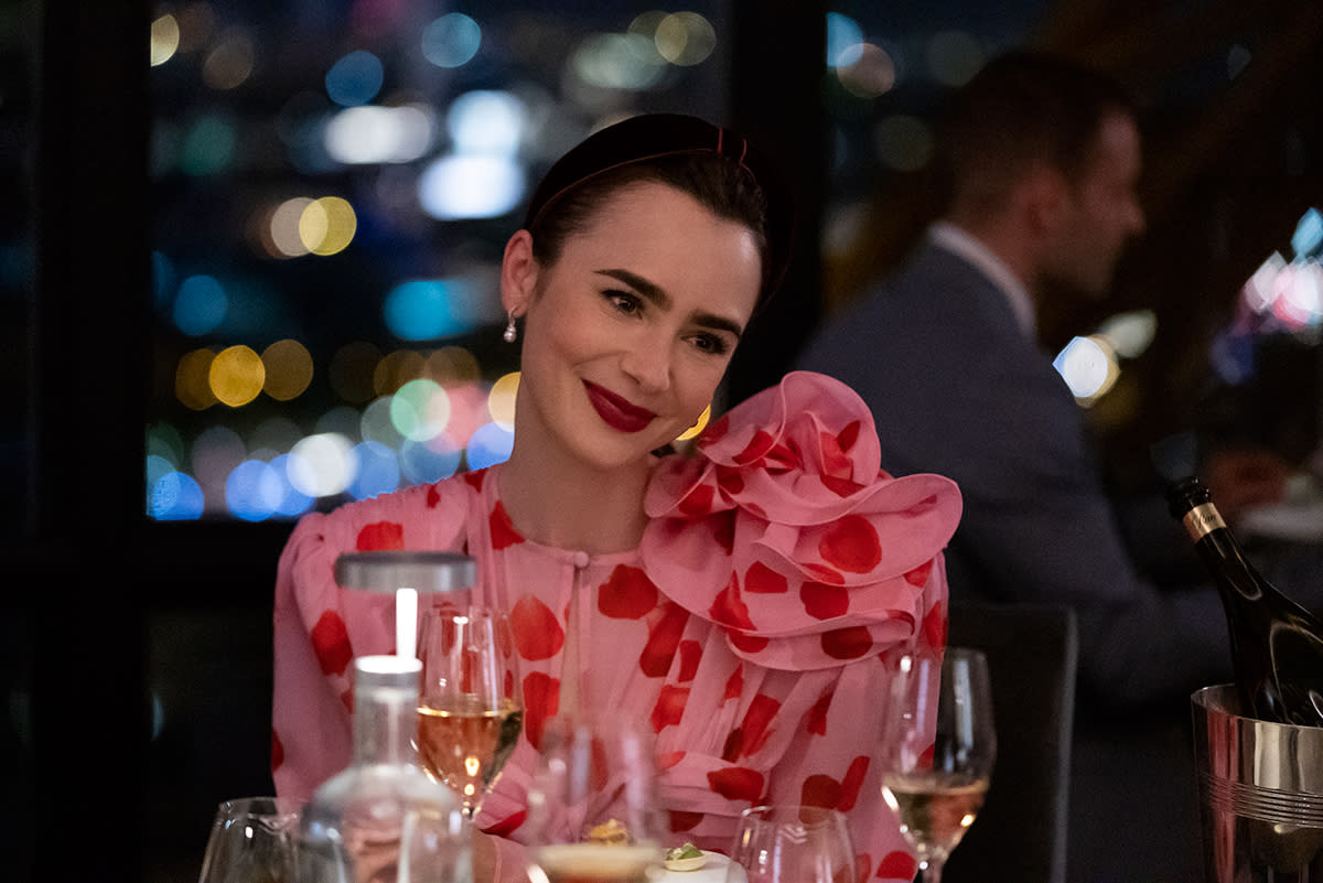 Lily Collins como Emily en 'Emily en París'. Cr. Stéphanie Branchu/Netflix © 2022