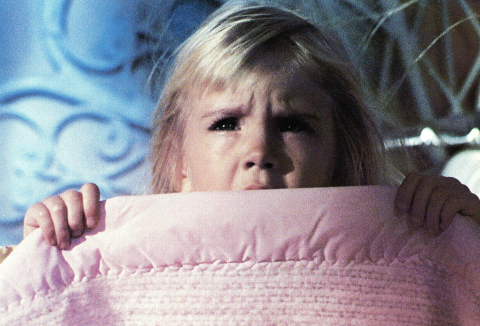 Heather O'Rourke hiding behind a blanket