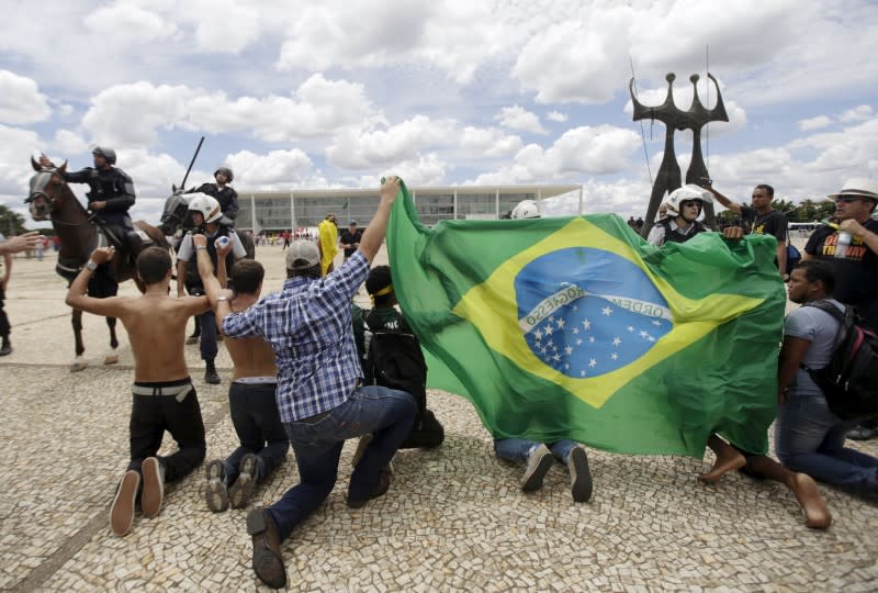 Les adversaires de l'ancien président brésilien Luis Inacio "Lula" da Silva ont manifesté jeudi devant le palais présidentiel à Brasilia, le Planalto, où il a pris ses fonctions de chef du secrétariat du gouvernement de la présidente Dilma Rousseff. /Photo prise le 17 mars 2016/REUTERS/Ricardo Moraes