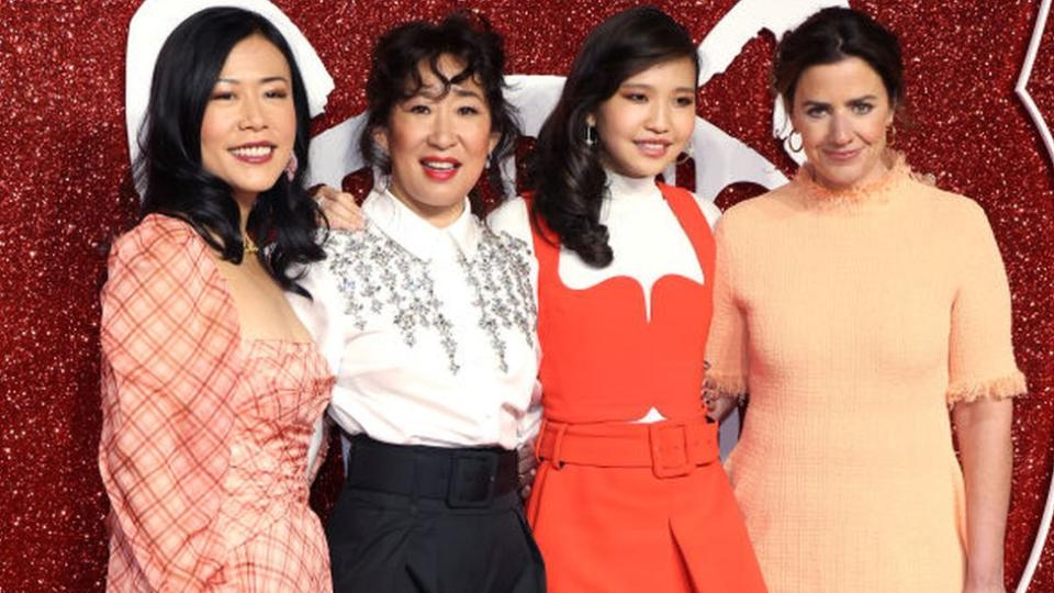 La directora Domee Shi, Sandra Oh, Rosalie Chang y la productora Lindsey Collins