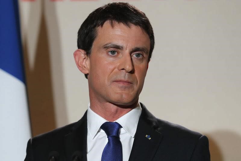 L'ex-Premier ministre Manuel Valls s'apprête à appeler les électeurs à voter pour Emmanuel Macron dès le premier tour de la présidentielle, le 23 avril, selon Le Parisien. /Photo prise le 29 janvier 2017/REUTERS/Philippe Wojazer