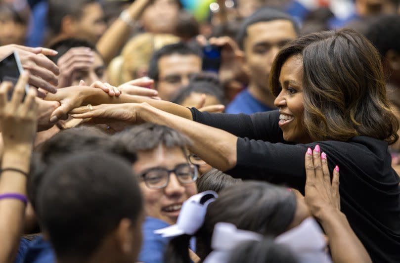 <p>Rivalisant de “coolitude” avec Barack Obama, Michelle Obama devient, en huit ans à Washington, une icône. L’image de l’épouse parfaite, de la mère modèle, mais surtout d’une femme proche du peuple séduit les Américains. Fin 2018, elle est désignée femme la plus admirée des États-Unis par un sondage Gallup. Elle détrône Hillary Clinton après 17 ans de règne sans partage sur ce classement. (Crédit : instagram @michelleobama) </p>