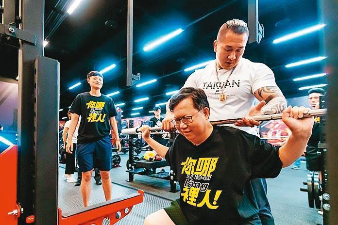 館長名氣響亮，連桃園市長鄭文燦也向他請益如何健身。（翻攝鄭文燦臉書）