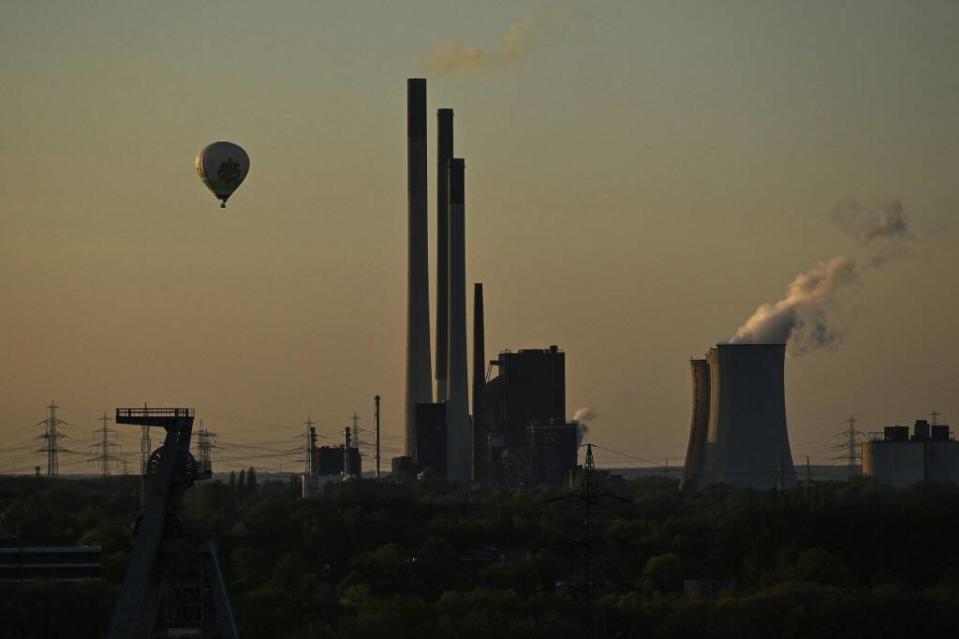 Un ballon vole au-dessus de la centrale à charbon de Scholven à Gelsenkirchen, dans l’ouest de l’Allemagne, le 10 avril 2024.
