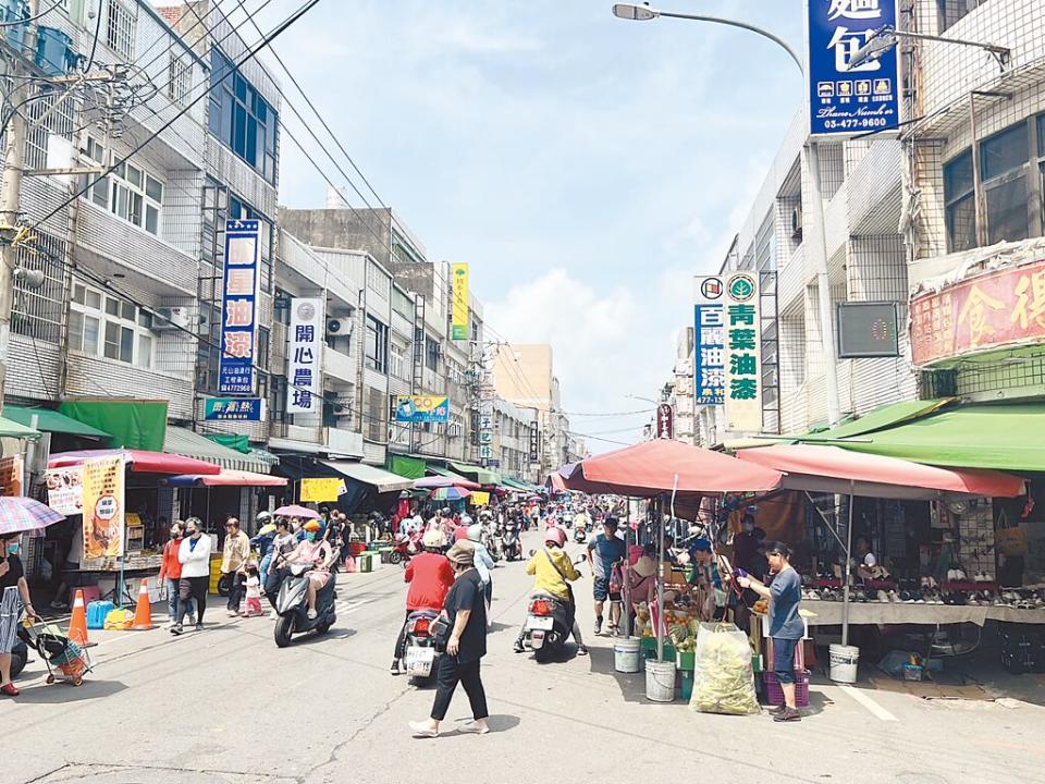 桃園市新屋區主要幹道中正路及周邊道路，每逢假日攤商違規設攤，人車寸步難行。市府經濟發展局表示，2011年以前存在攤販，只要周遭建物所有權人同意，可提出申請合法納管。（呂筱蟬攝）