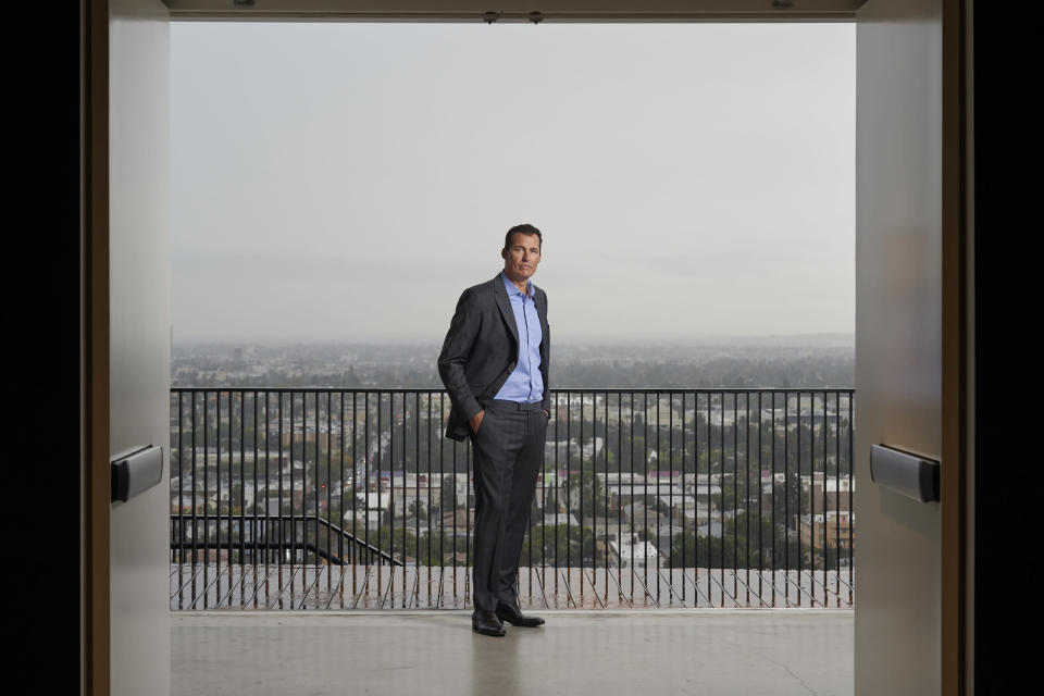 Scott Stuber, jefe de la división de películas globales de Netflix, en las oficinas de la compañía en Los Ángeles el 6 de diciembre de 2022. (Philip Cheung/The New York Times)
