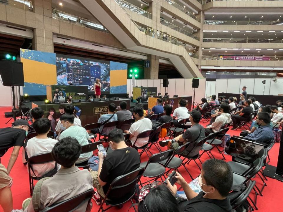 北市體育局在第四屆台灣國際電玩電競產業展中規劃專屬電競運動的電競舞台區，吸引廣大愛好數位娛樂的民眾共襄盛舉。（北市體育局提供）
