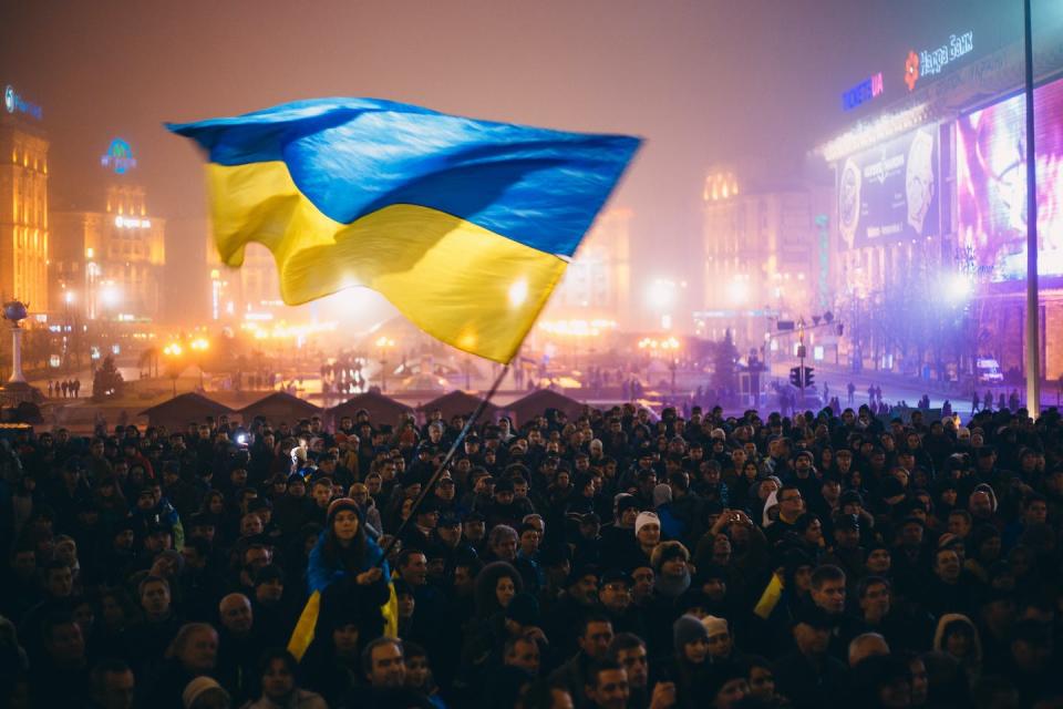 Manifestación en la plaza de la Independencia de Kiev el 24 de noviembre de 2013, durante las protestas del Euromaidan. <a href="https://www.shutterstock.com/es/image-photo/kiev-ukraine-24-november-2013-meeting-393132940" rel="nofollow noopener" target="_blank" data-ylk="slk:Shutterstock / Vadvenn;elm:context_link;itc:0;sec:content-canvas" class="link ">Shutterstock / Vadvenn</a>