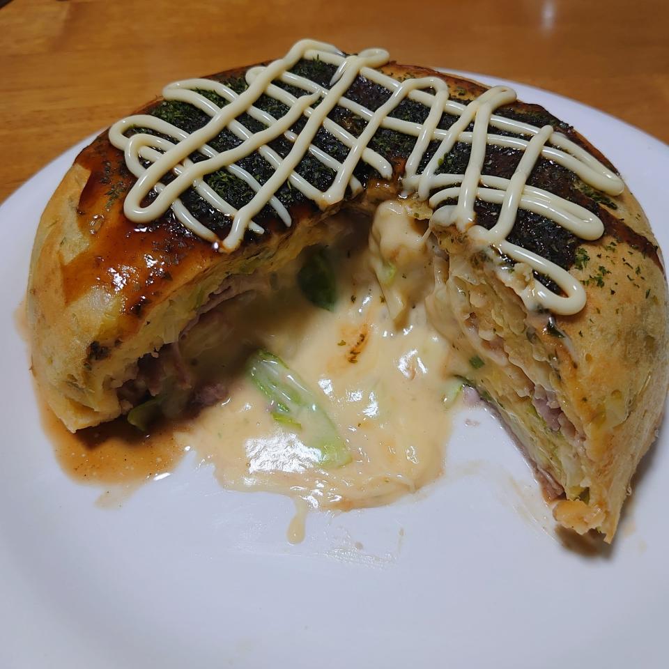 Giant cheesy okonomiyaki made in a rice cooker by Twitter user Jika Jika. (Photo: Jika Jika/Twitter)