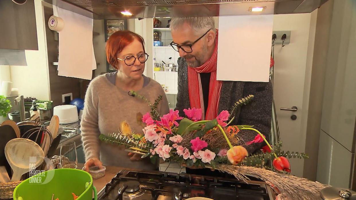 Die Blumendeko, die ihr Mann Friedemann vorbeibringt, hatte sich Andrea aber ganz anders vorgestellt. 
 (Bild: RTL)