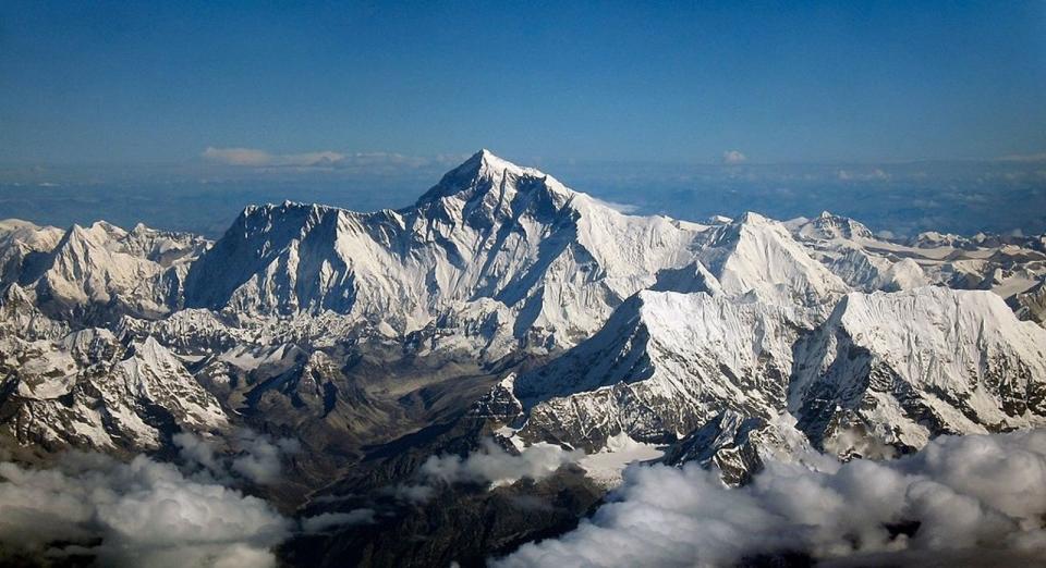 為解決世界第一高峰喜馬拉雅山聖母峰登山客導致的環境汙染，尼泊爾政府祭出新規定。（翻攝自維基百科）