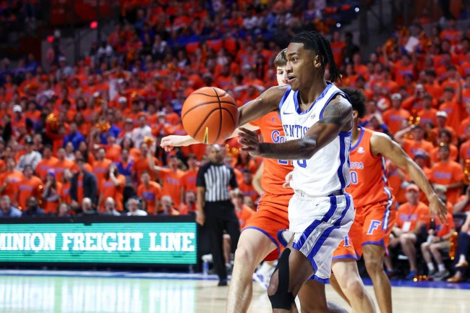 Kentucky Wildcats guard Rob Dillingham (0) passes the ball against the Florida Gators during the game at the Stephen C. O’Connell Center in Gainesville, FL, Saturday, January 6, 2024.