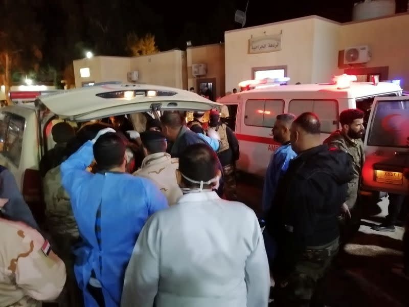 Una ambulancia que transporta a miembros heridos de Hashd al-Shaabi a su llegada a un hospital de Qaim