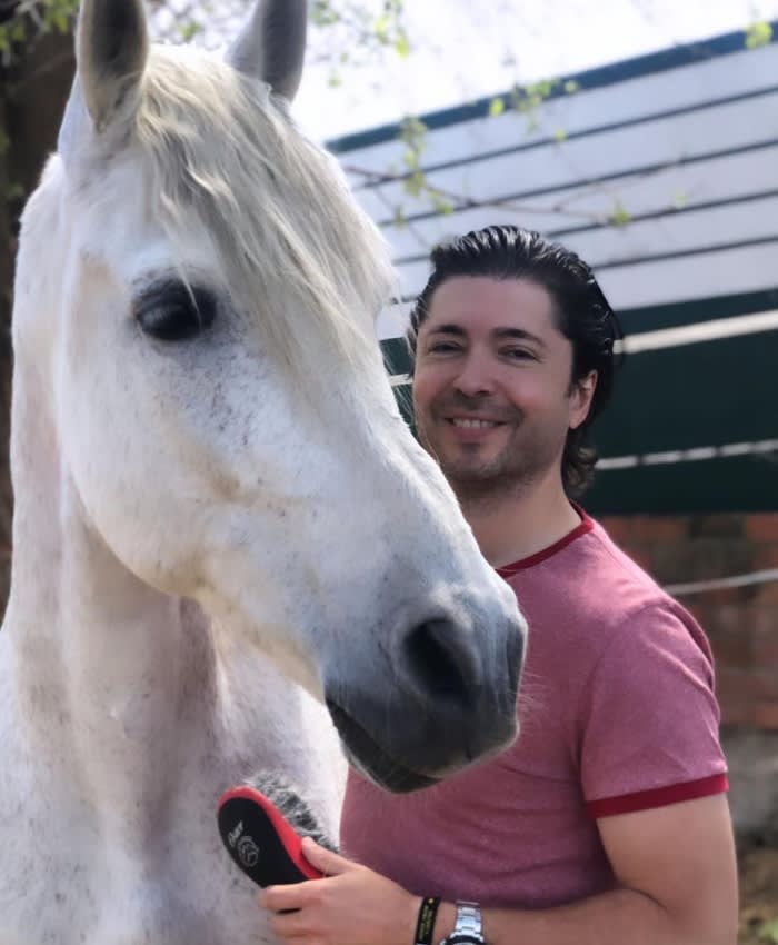 Ángel Cristo Jr. junto a su caballo