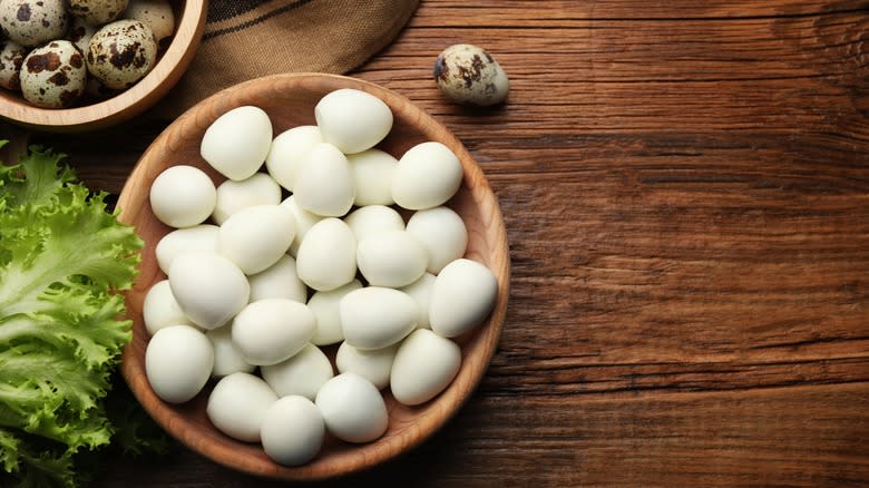 peeled and unpeeled quail eggs in bowls