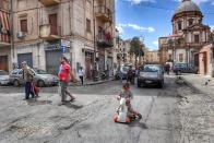 <p>Los barrios que cercan el centro son lugares repletos de vida, mercadillos de comida y ropa y abandono. Foto: Julia Alegre</p> 