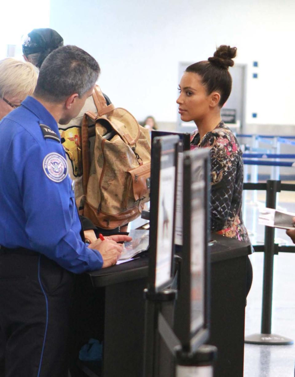 A Kim Kardashian le tocó comportarse como una pasajera común y corriente a su paso por el aeropuerto de Miami. Le tocó quitarse los zapatos, cinturón y hacer fila para mostrar sus documentos a las autoridades aeroportuarias.