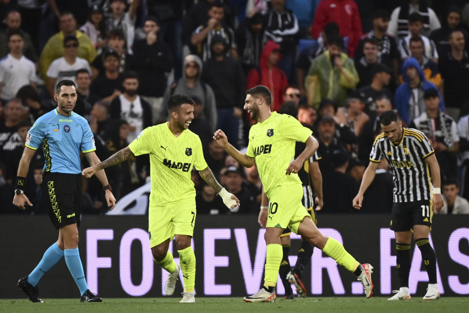 Domenico Berardi del Sassuolo celebra tras anotar el segundo gol de su equipo en la victoria ante la Juventus en el Estadio Mapei Città del Tricolore el sábado 23 de septiembre del 2023. (Massimo Paolone/LaPresse via AP)