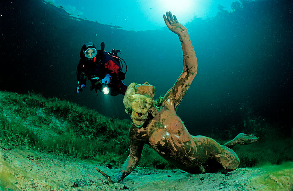 https://www.gettyimages.com/detail/news-photo/scuba-diver-in-mountain-lake-king-ludwig-mermaid-germany-news-photo/549032707?adppopup=true